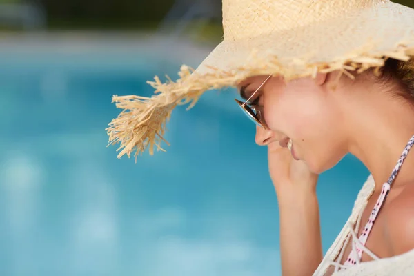 Girl in a sun hat — Stock Photo, Image