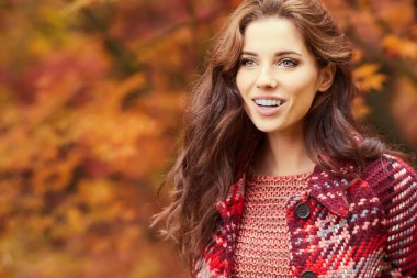  Güzel, mutlu genç bir kadın. 