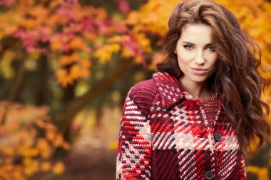  Güzel, mutlu genç bir kadın. 