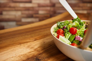 ahşap masa üzerinde taze salata. 