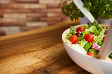 ahşap masa üzerinde taze salata. 