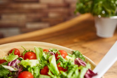 ahşap masa üzerinde taze salata. 