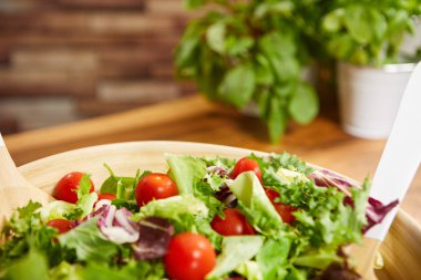 ahşap masa üzerinde taze salata. 