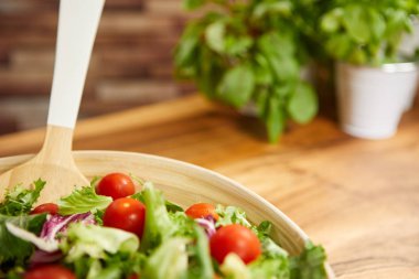 ahşap masa üzerinde taze salata. 