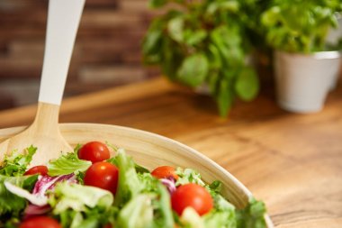ahşap masa üzerinde taze salata. 