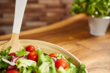 ahşap masa üzerinde taze salata. 