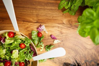 ahşap masa üzerinde taze salata. 