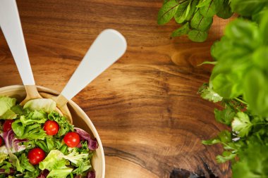 ahşap masa üzerinde taze salata. 