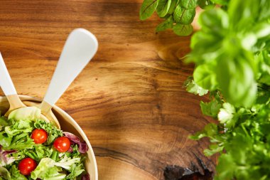 ahşap masa üzerinde taze salata. 