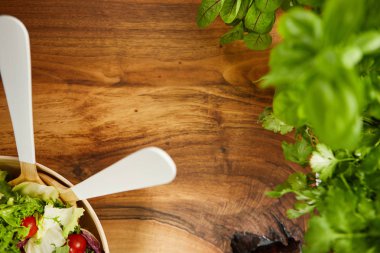 ahşap masa üzerinde taze salata. 