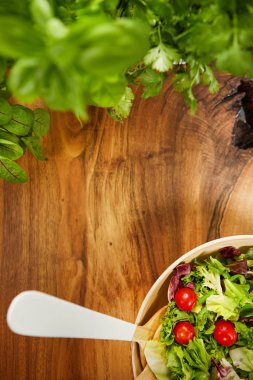 ahşap masa üzerinde taze salata. 