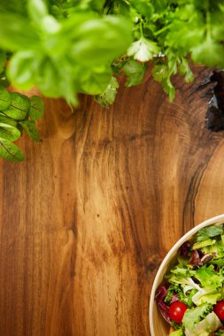 ahşap masa üzerinde taze salata. 