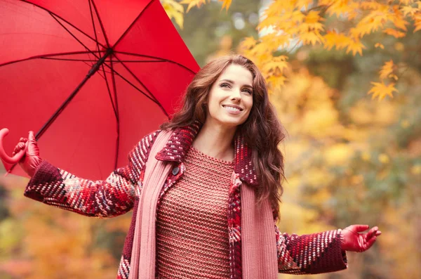  Güzel, mutlu genç bir kadın. 