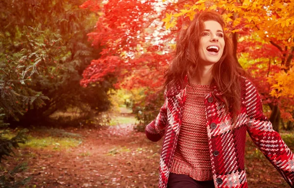 Mooi gelukkig jong vrouw — Stockfoto