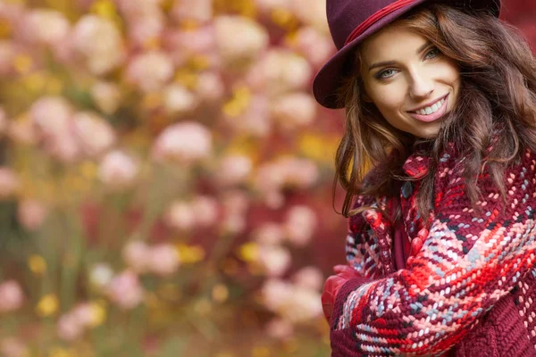 Vrouw in jas met muts en sjaal — Stockfoto