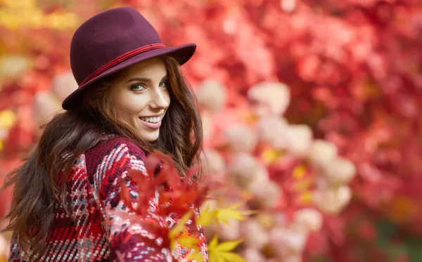 Femme en manteau avec chapeau et écharpe — Photo