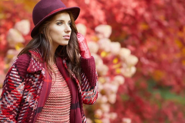 Cappotto donna con cappello e sciarpa — Foto Stock