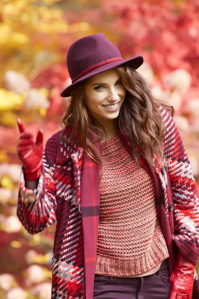 Mulher de casaco com chapéu e cachecol — Fotografia de Stock