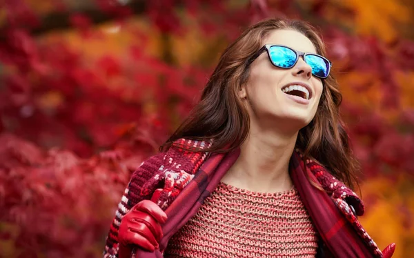  Güzel, mutlu genç bir kadın. 