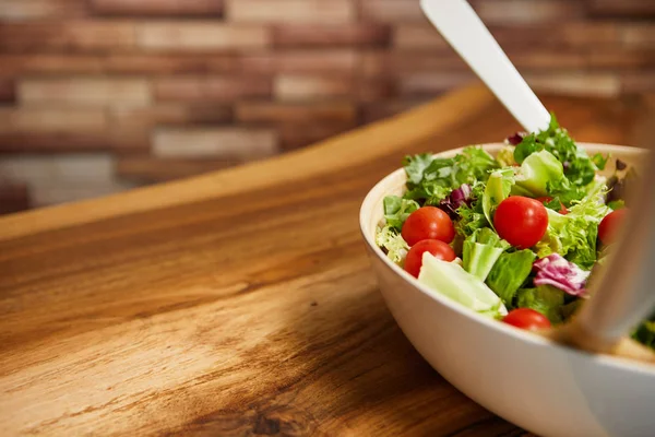 ahşap masa üzerinde taze salata. 