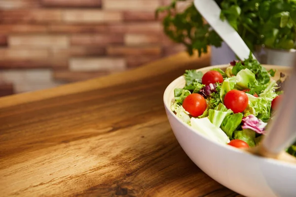 ahşap masa üzerinde taze salata. 
