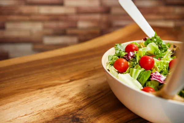 ahşap masa üzerinde taze salata. 