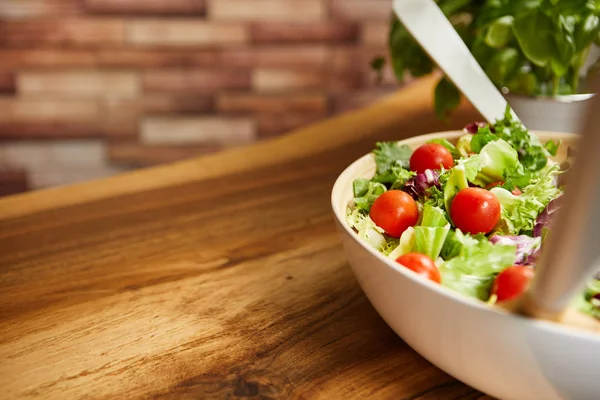 ahşap masa üzerinde taze salata. 