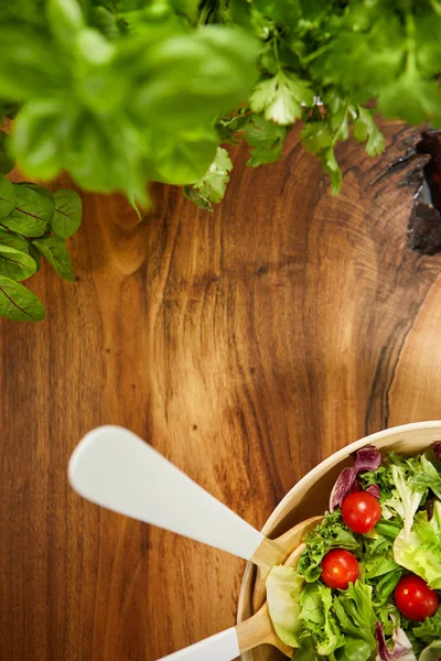 ahşap masa üzerinde taze salata. 