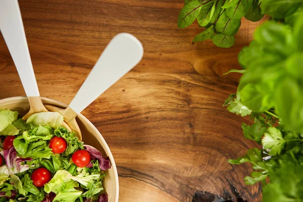 ahşap masa üzerinde taze salata. 