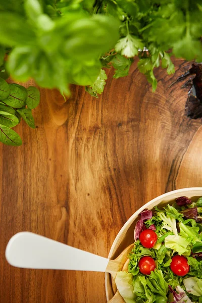 ahşap masa üzerinde taze salata. 