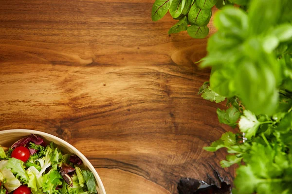ahşap masa üzerinde taze salata. 