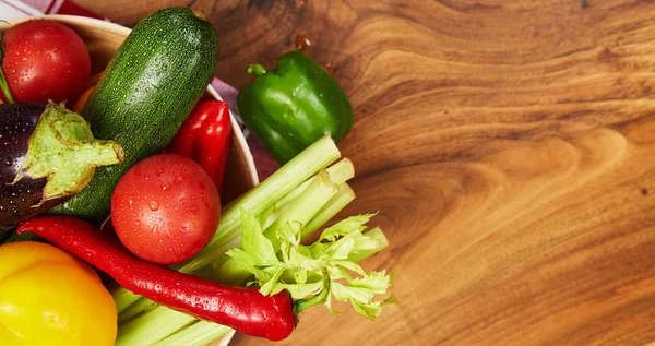 收获的新鲜蔬菜和绿色食品 — 图库照片