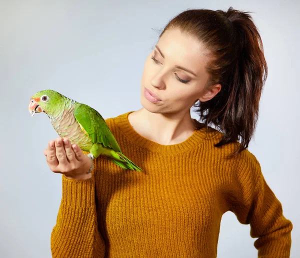 Cute parrot, sit on woman. — Stock Photo, Image