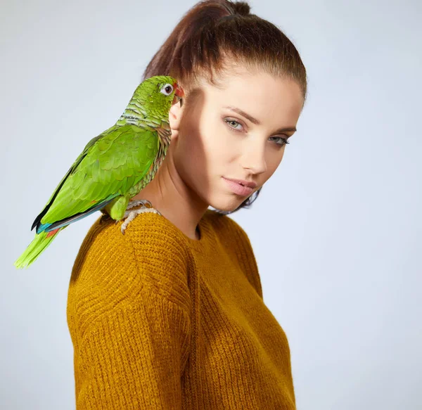 Papagaio bonito, sente-se na mulher . — Fotografia de Stock