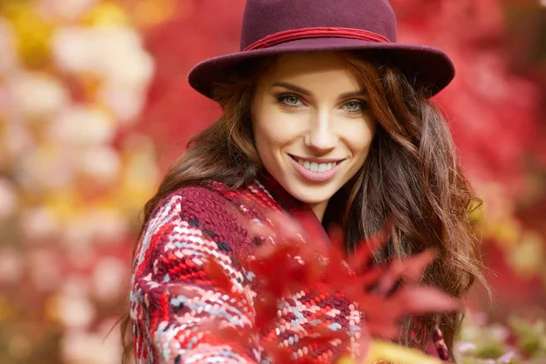 Porträt einer Herbstfrau — Stockfoto