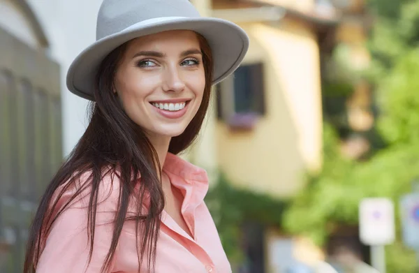 Frau auf den Straßen der italienischen Stadt — Stockfoto