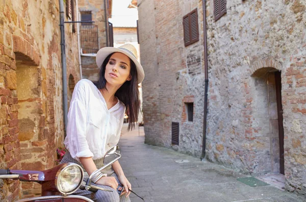 Italiensk kvinna på en skoter — Stockfoto