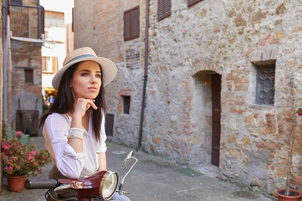 Bir scooter üzerinde İtalyan kadın — Stok fotoğraf