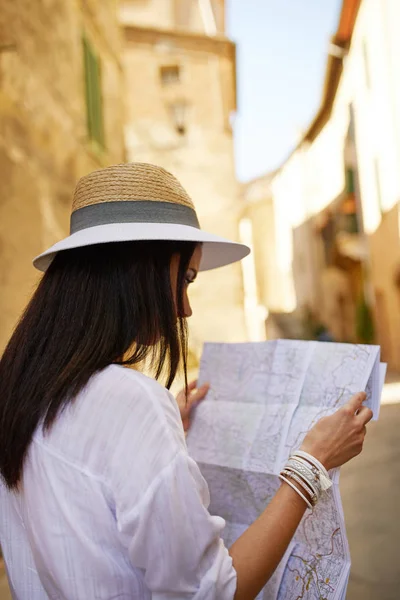 Женщина туристка с картой — стоковое фото