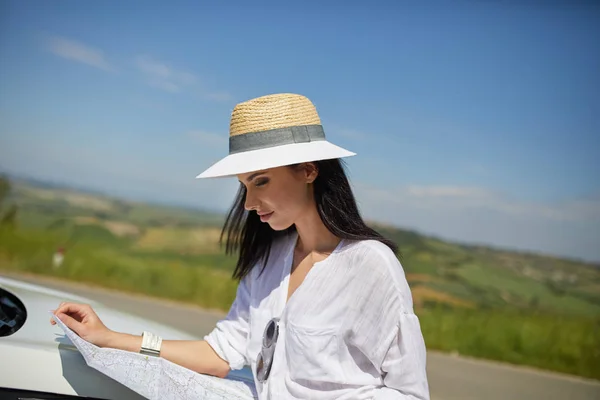 Mulher turista com mapa — Fotografia de Stock