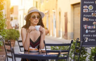 café'de İtalyan kahve kadın