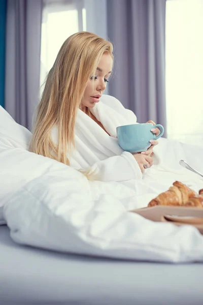 Frau frühstückt im Bett — Stockfoto
