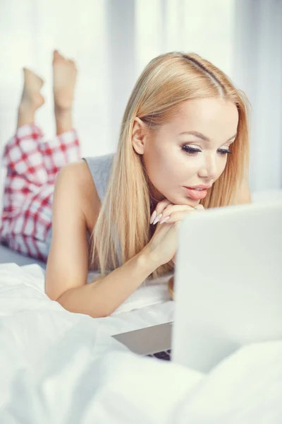 Mulher navegando na internet no laptop — Fotografia de Stock