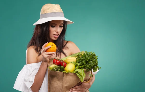 Mujer sosteniendo bolsa de comestibles —  Fotos de Stock