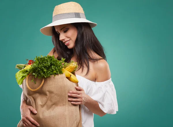 Žena drží pytel s potravinami — Stock fotografie