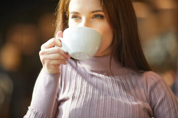 Kvinna dricker kaffe på kafé — Stockfoto