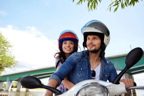 Счастливая молодая пара на скутере — стоковое фото