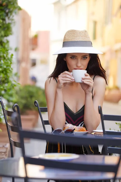 카페에서 이탈리아 커피를 데 하는 여자 — 스톡 사진