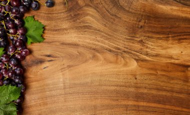 yeşil yaprakları ile olgun mor üzüm 