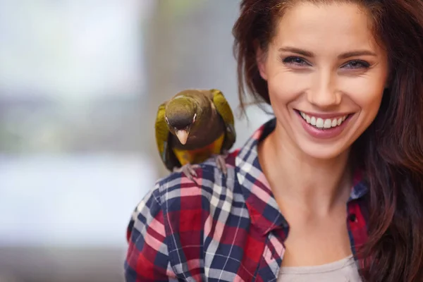 Donna con pappagallo sulla spalla — Foto Stock